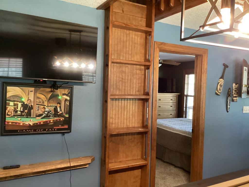 The Manor- 4 BR Home with Pool Table, Swimming Pond and Sand Volleyball photo 4