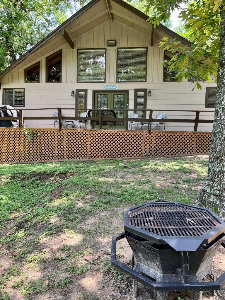 Hideaway - 3 BR Home with PRIVATE POOL on wooded lot photo 2