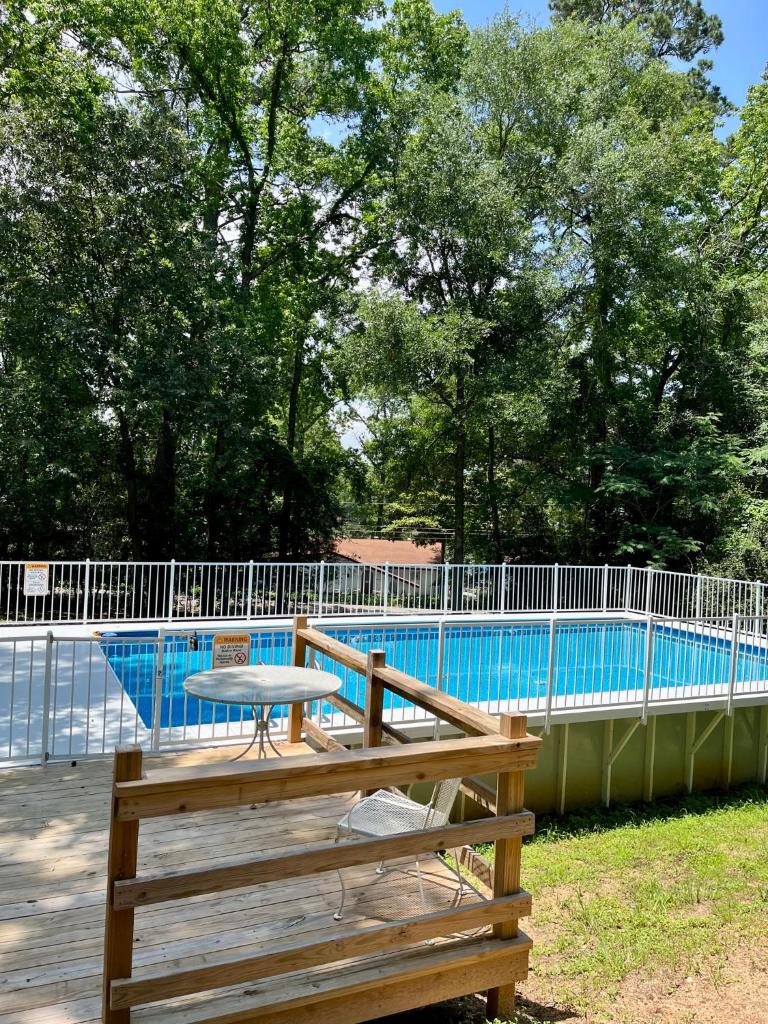 Hideaway - 3 BR Home with PRIVATE POOL on wooded lot photo 1