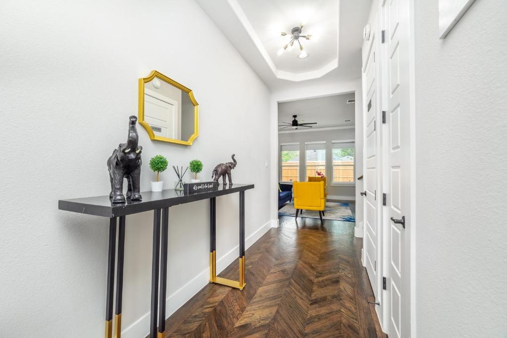 Spectacular 4BRs Home in Downtown Dallas photo 1