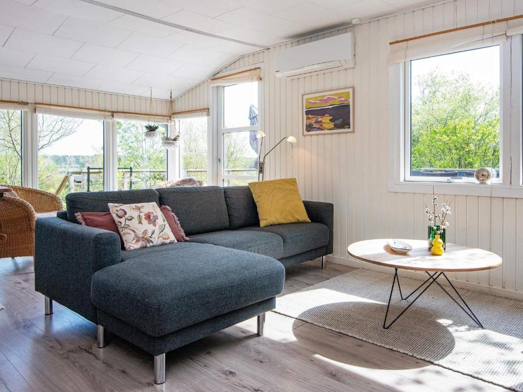 6 person holiday home in R nde photo 2