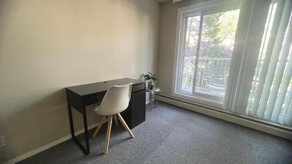 Private Room in Oliver 104 ave, Across Grand McEwan University, Norquest College, A Chic Location! photo 2