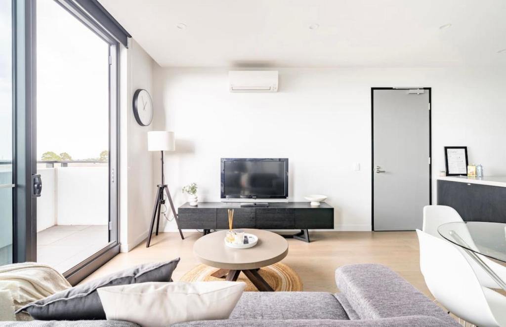 Modern Clayton apartment close to uni and hospital photo 1