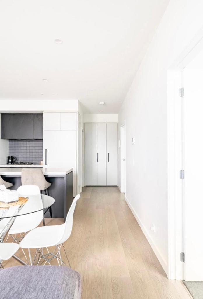 Modern Clayton apartment close to uni and hospital photo 4