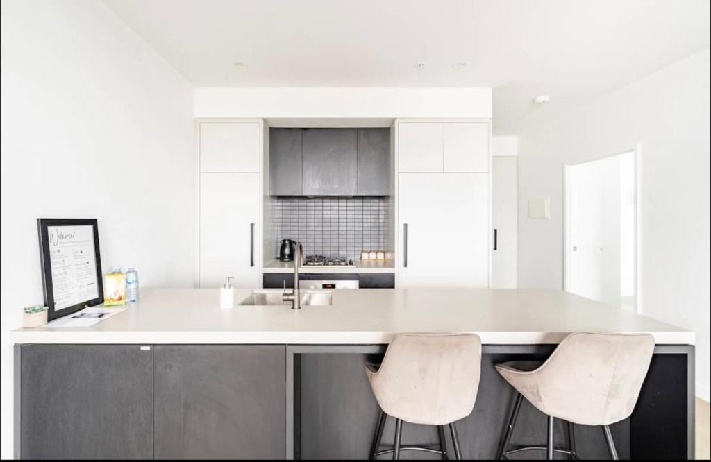 Modern Clayton apartment close to uni and hospital photo 3