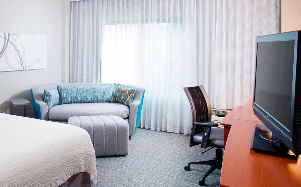 Courtyard by Marriott Roanoke Airport photo 2