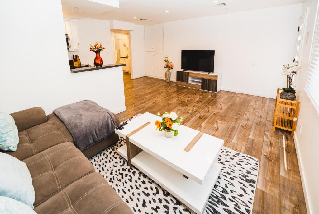 Spacious Koreatown 1 Bedroom with 2 Beds Free Parking + Wifi image