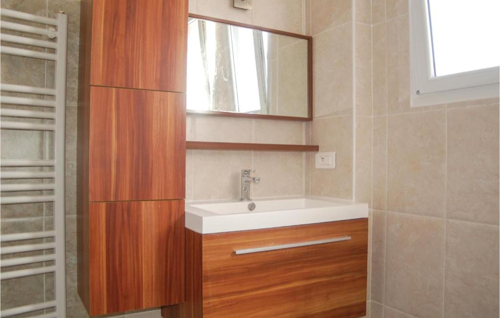 Nice Home In Vailhauques With 4 Bedrooms, Wifi And Outdoor Swimming Pool photo 3