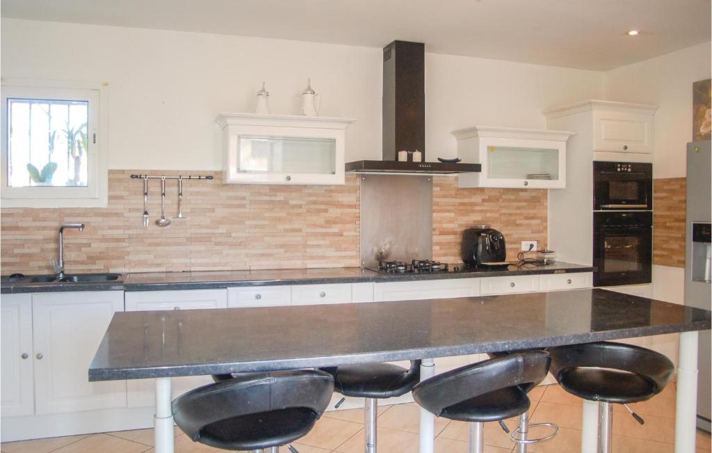 Nice Home In Vailhauques With 4 Bedrooms, Wifi And Outdoor Swimming Pool photo 4