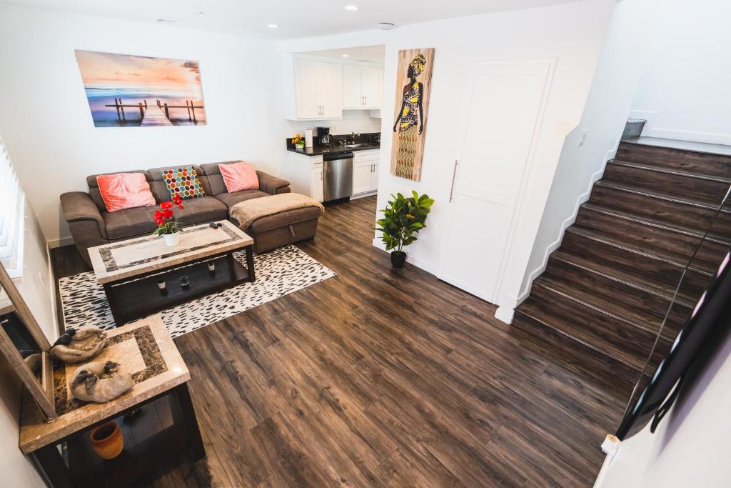 Nice and Close to Downtown 1 Bedroom Sleeps 4 image