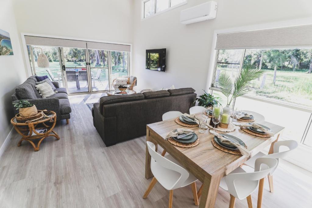 Peaceful, stylish Arakoon cottage with EV Chrger photo 3