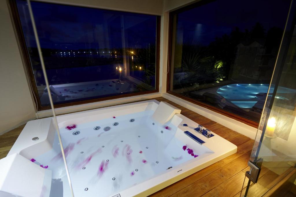 Сьюит (Полулюкс с ванной), Amaranthe Bay Resort & Spa