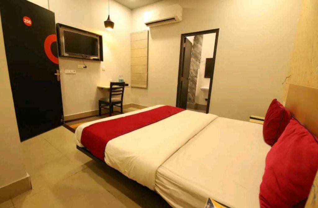 OYO Hotel Family Ties photo 2