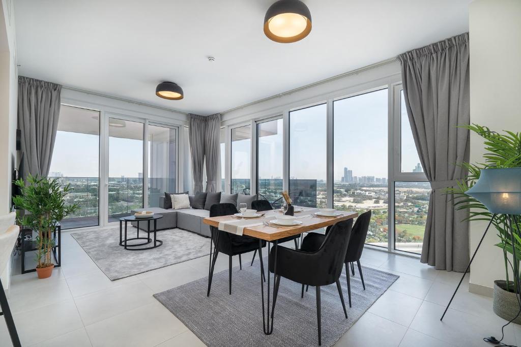 Upscale Two Bedroom with Balcony & Free Parking near Zabeel Park by Sojo Stay photo 3