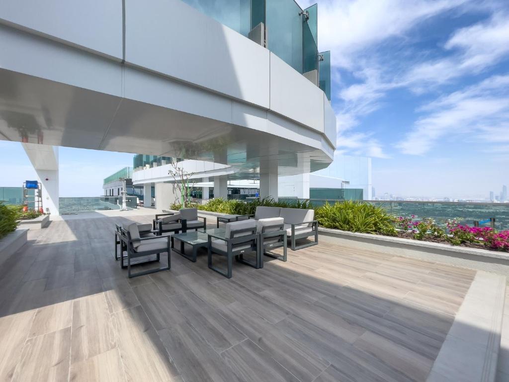 Upscale Two Bedroom with Balcony & Free Parking near Zabeel Park by Sojo Stay photo 2