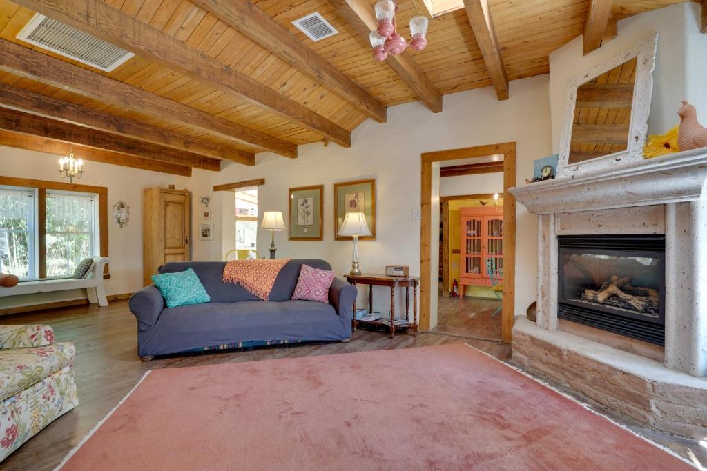 Patagonia Cottage with Patio and Yard Walk to Town! photo 3