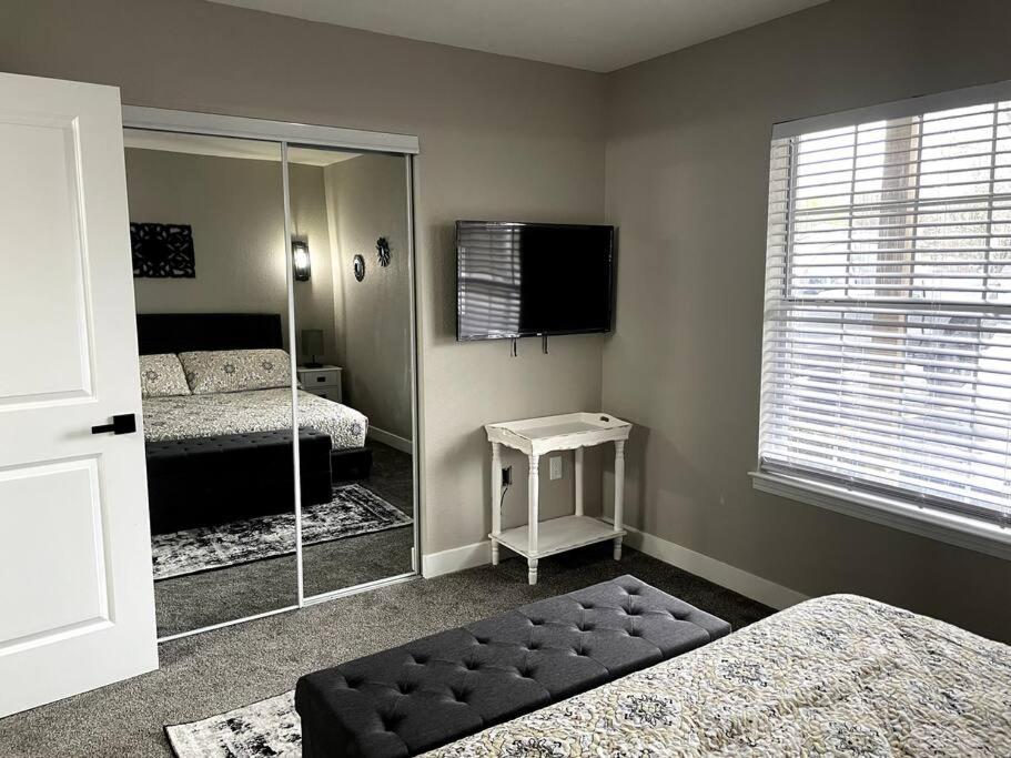 New Remodeled Luxury Condo By The Lake, No Stairs! photo 3