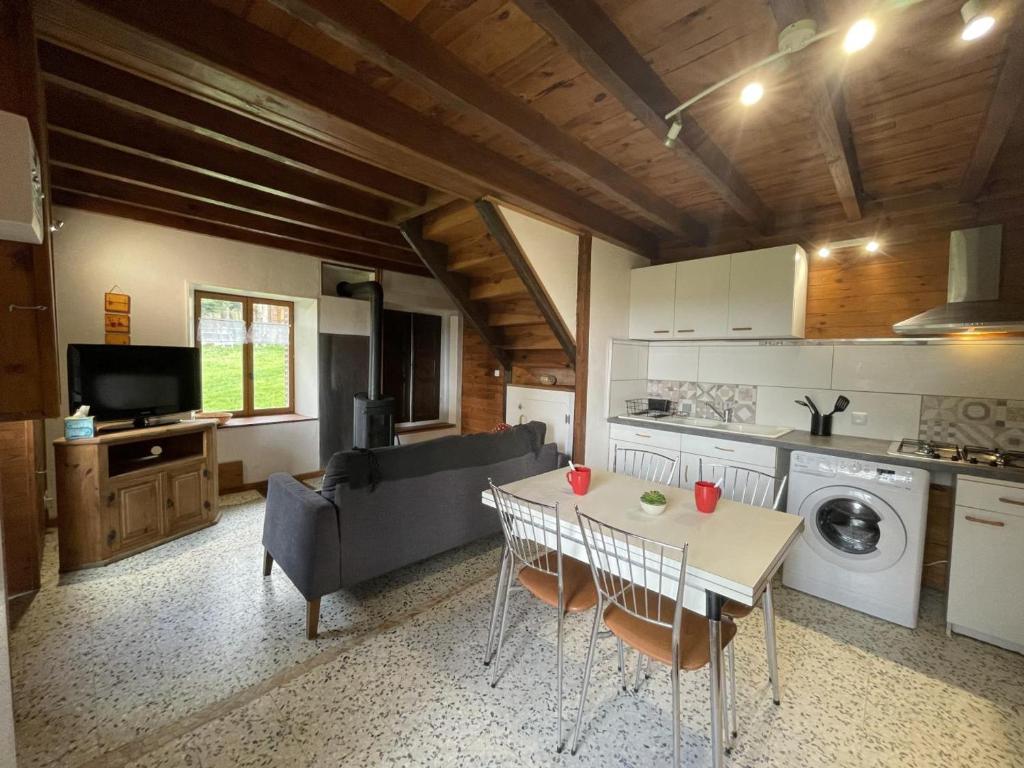 Gîte Châtel-Montagne, 2 pièces, 2 personnes - FR-1-489-447 photo 1