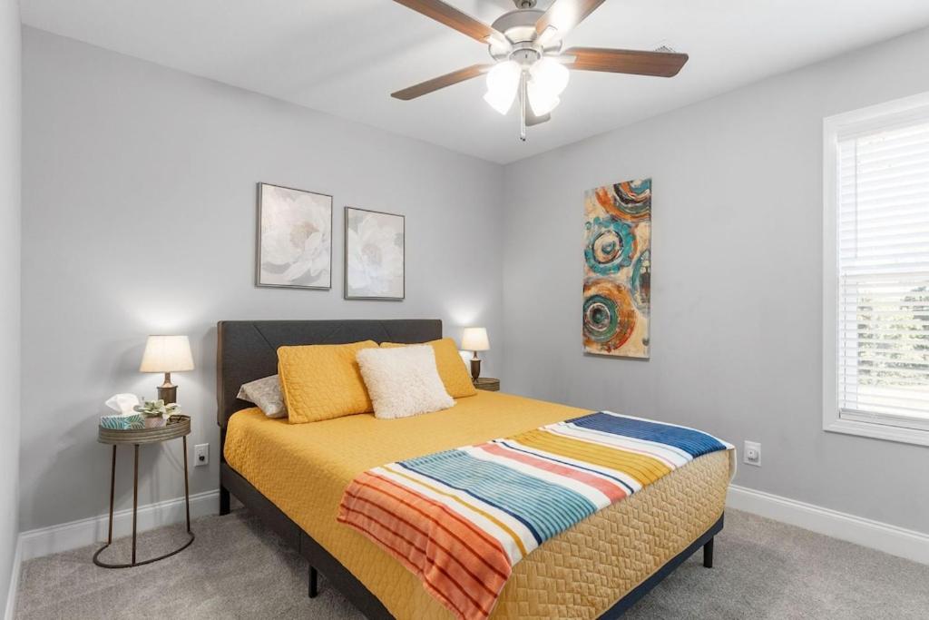 Modern Condo Close To Downtown Clarksville photo 1