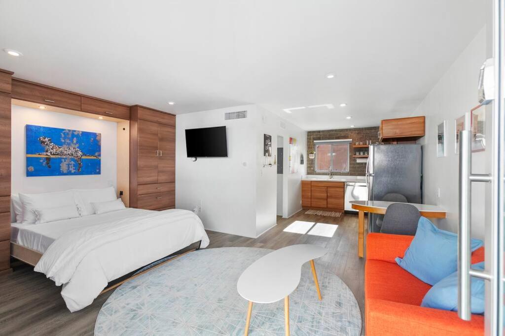 Poolside Studio in Central DTPH Location w/ Pool image