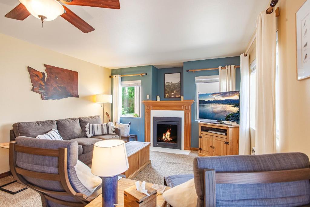DAS BAVARIAN CONDO, 5 Star Ground Floor Unit, Walk to Town, Sleeps 6 image