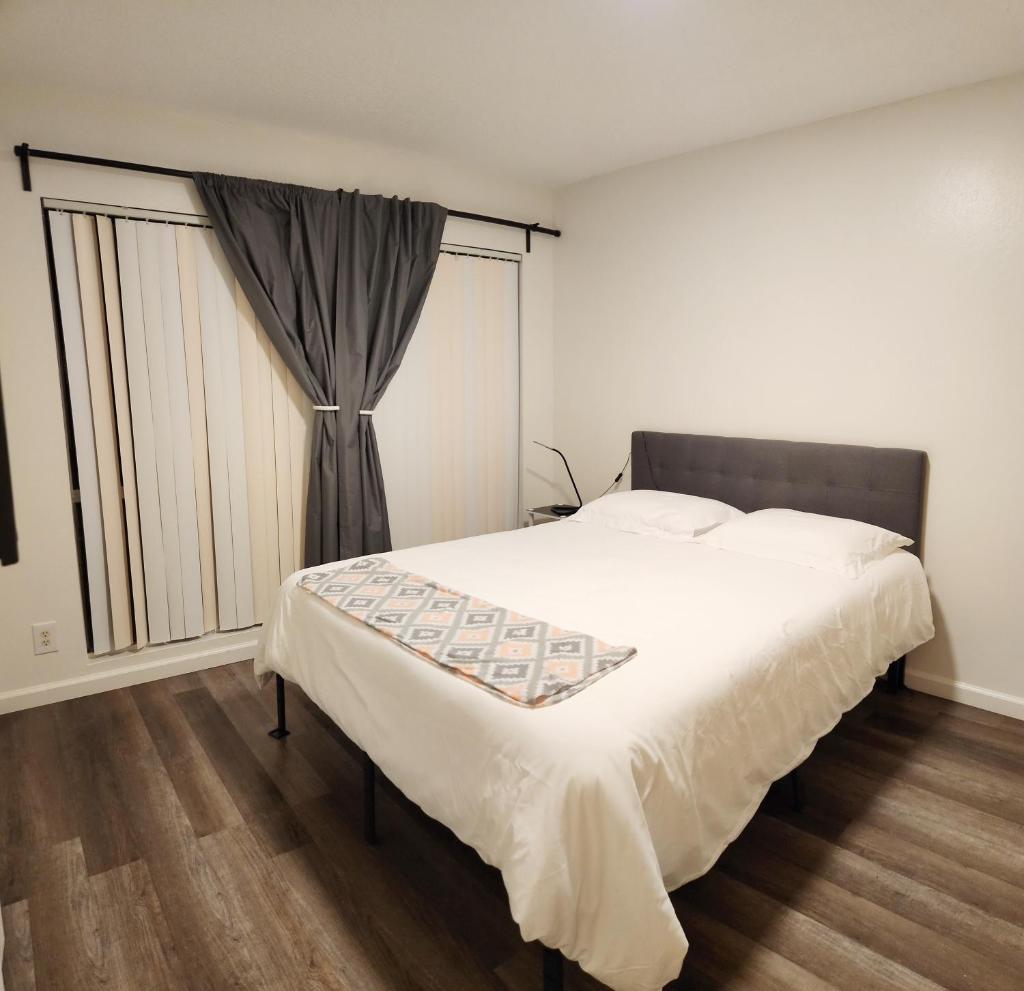 Centrally Located, 4x Queen, 300 MBPS Internet with Backyard!