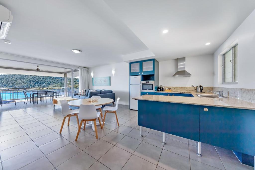 Endless panoramic views of the Whitsundays at 333 photo 2