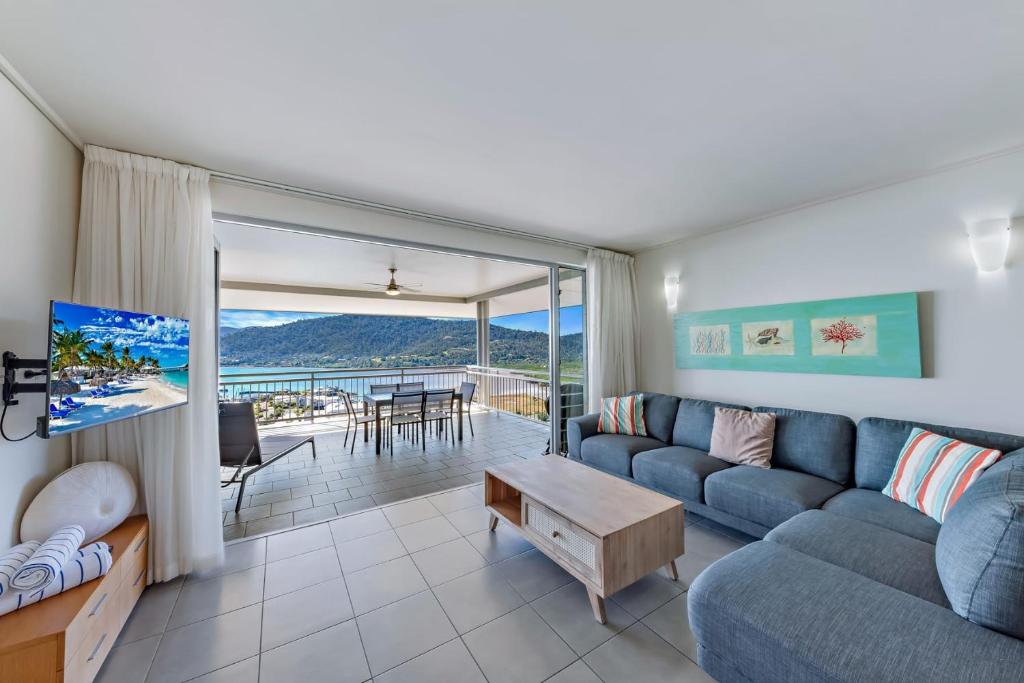 Endless panoramic views of the Whitsundays at 333 photo 1