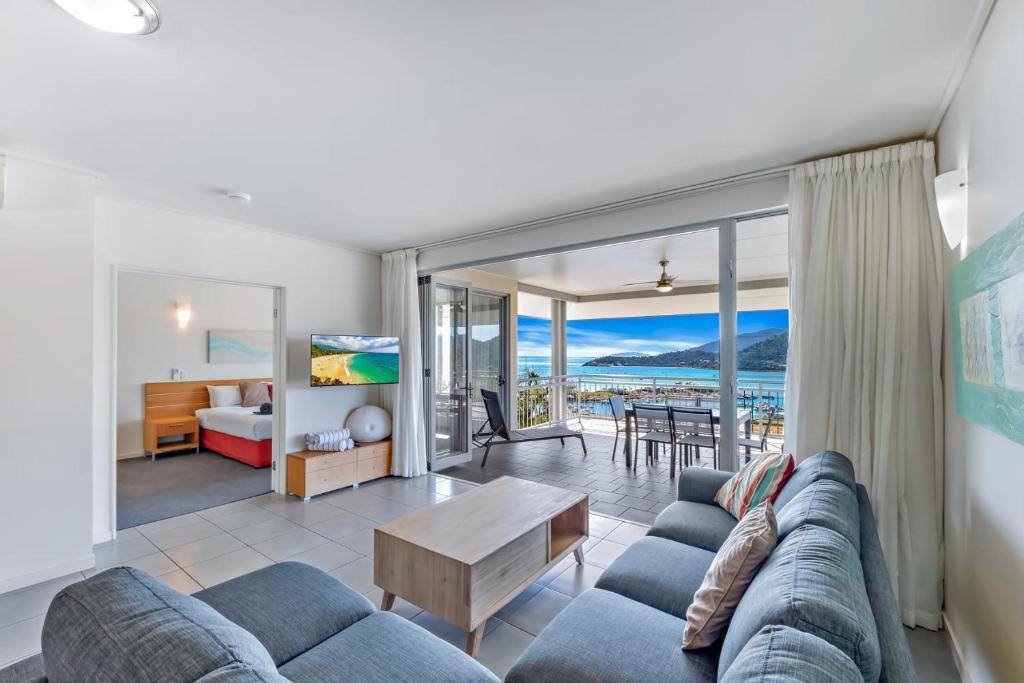 Endless panoramic views of the Whitsundays at 333 photo 3