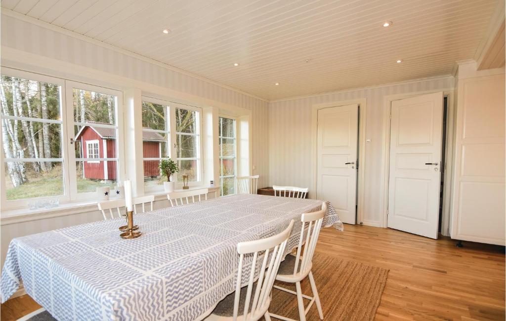 Awesome Home In Kristinehamn With 3 Bedrooms And Wifi photo 2