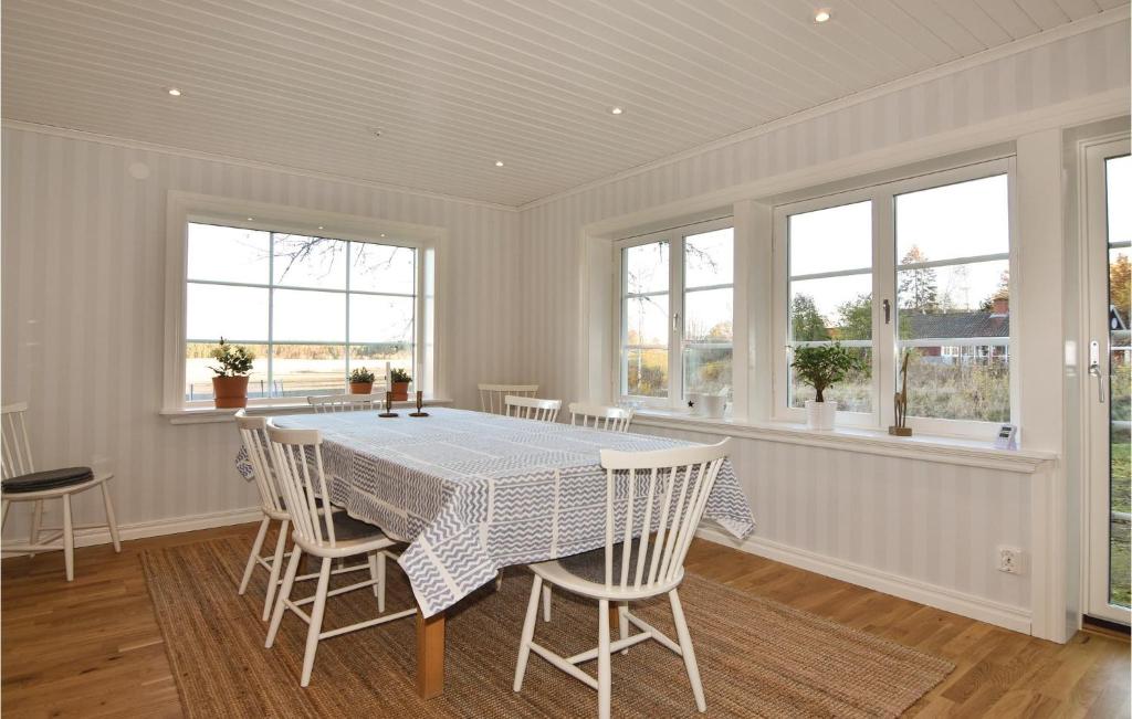 Awesome Home In Kristinehamn With 3 Bedrooms And Wifi photo 4