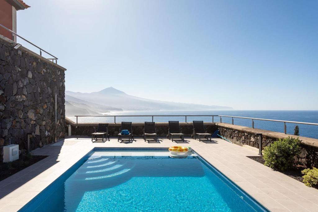 Prime Sea and Mountain views Home with pool photo 2