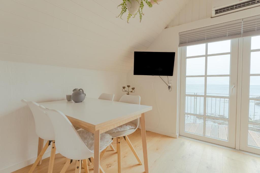 Unique boathouse by the foreshore / Sea view photo 3
