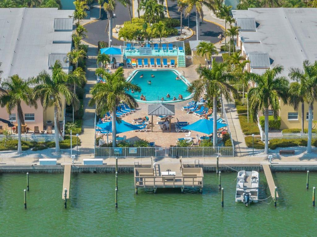 2 Bed-1 Bath With Sunroom, Private Pool And Beach Access! photo 2