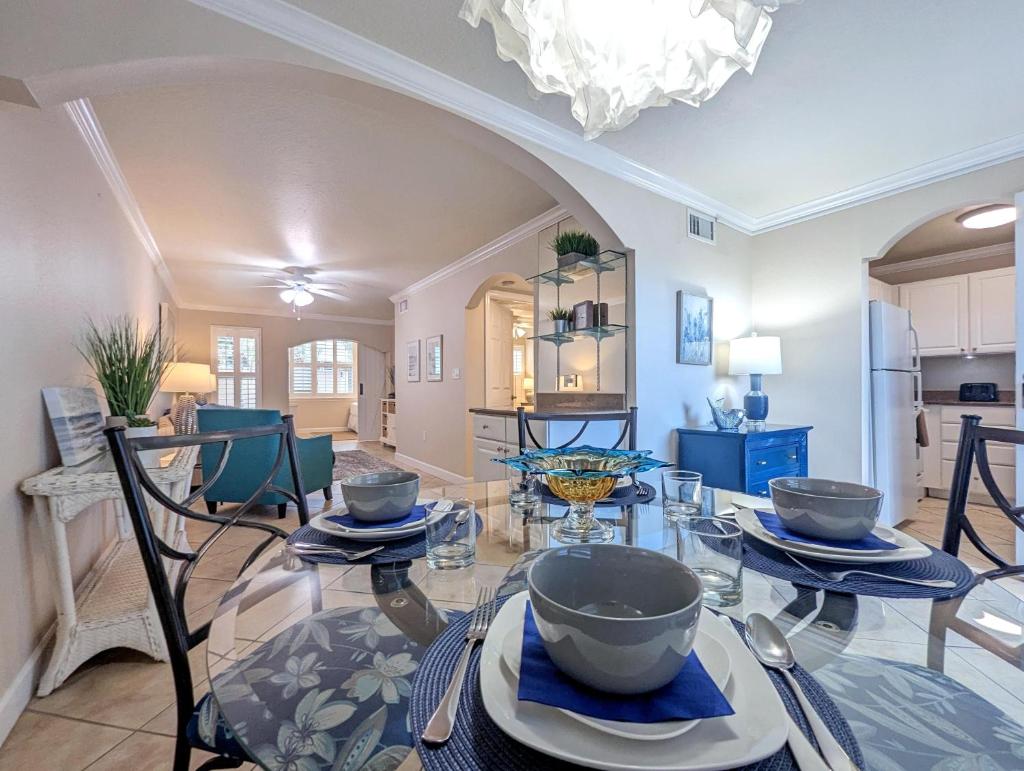 2 Bed-1 Bath With Sunroom, Private Pool And Beach Access! photo 3