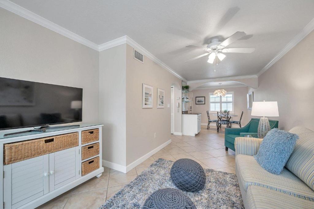 2 Bed-1 Bath With Sunroom, Private Pool And Beach Access! photo 4