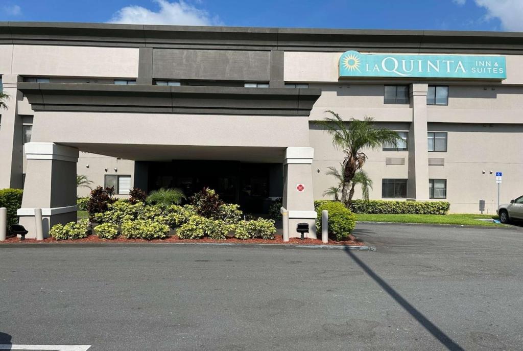 La Quinta Inn & Suites by Wyndham Orlando South image