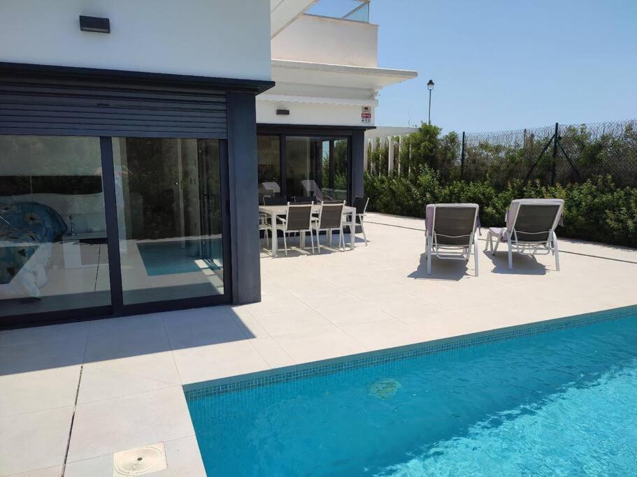 Luxury 3 Bedroom 2 bathroom Villa with Pool photo 3