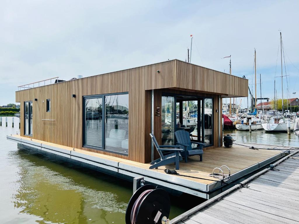 Surla Houseboat "De Albatros" in Monnickendam Tender included photo 3