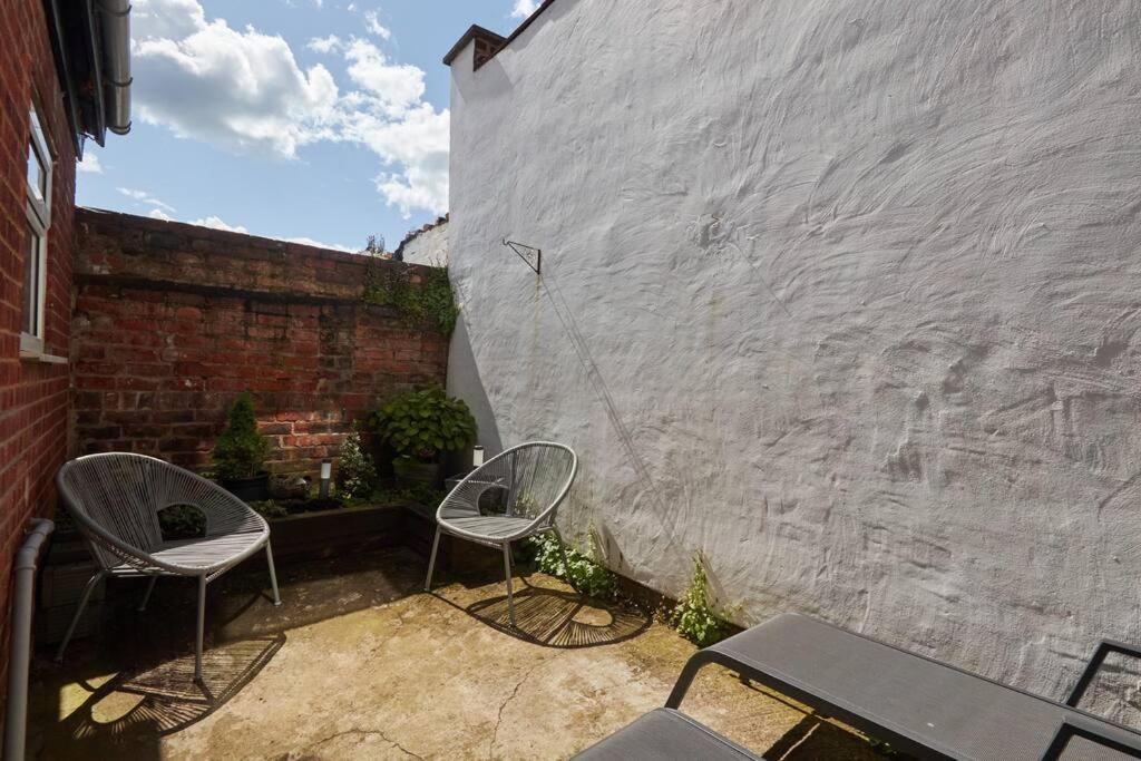 Delightful Central York House - Tap to explore photos