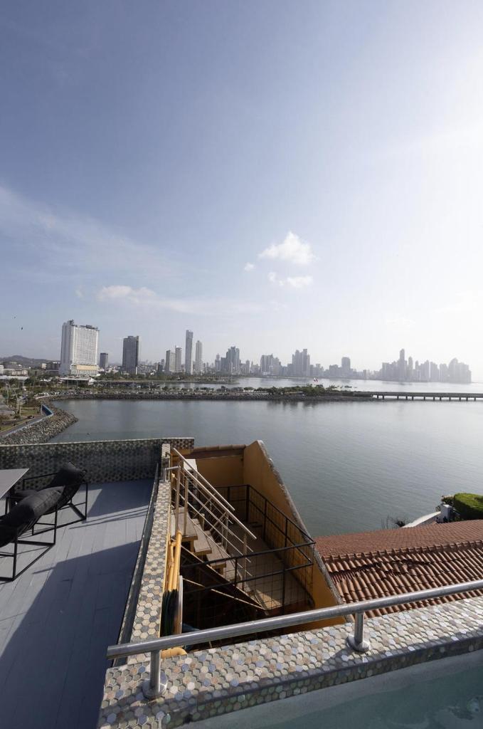 AmazINN Places Penthouse Deluxe, Skyline and Private Rooftop photo 4