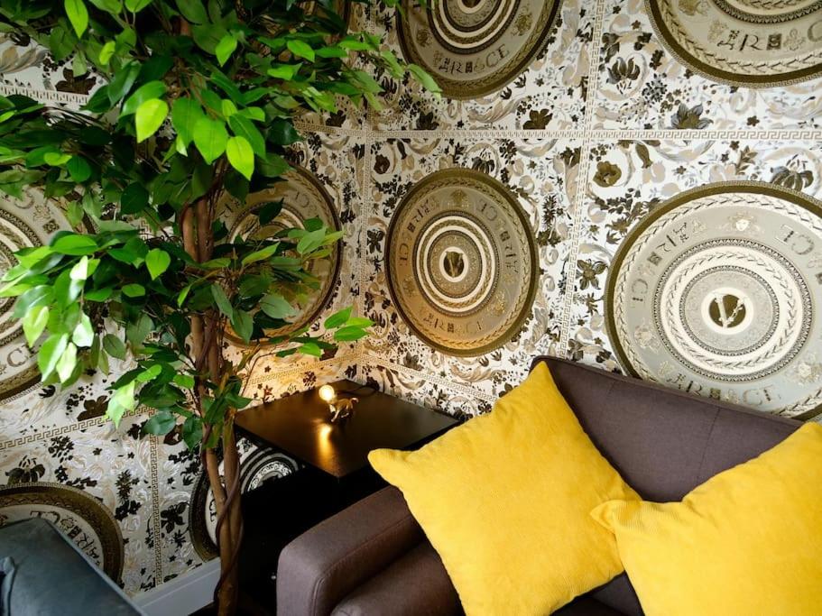 Stunningly Opulent Gold Apartment Near Sheffield FULL SKY TV