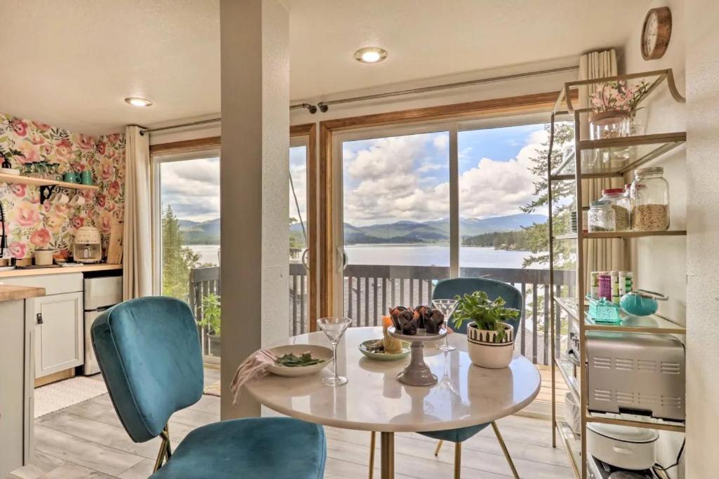 Lakefront Honeymoon Bay Studio Cottage image