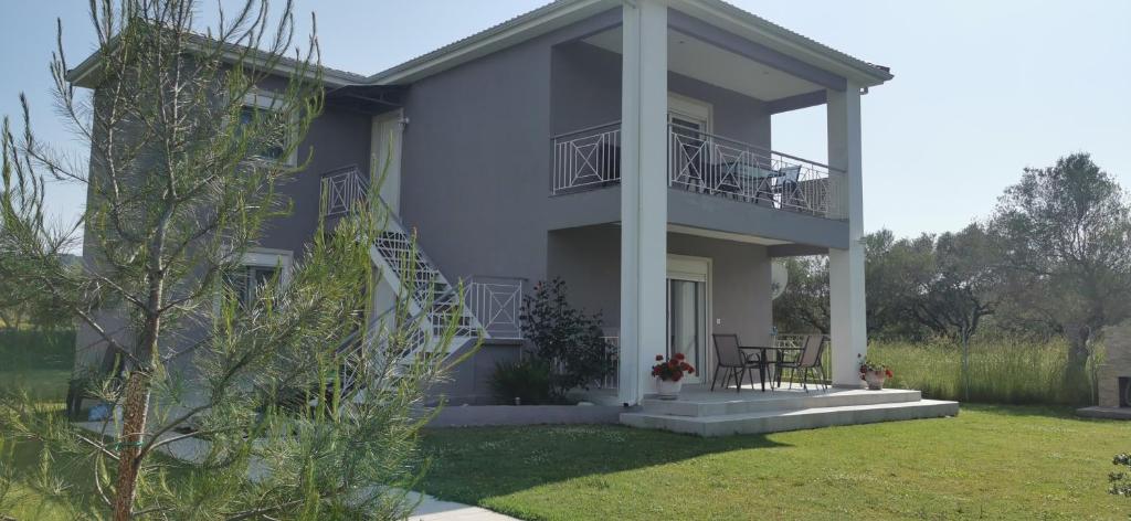 Elegant house photo 2
