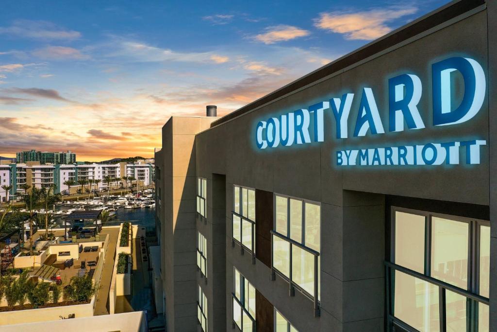 Courtyard by Marriott Marina del Rey - Tap to explore photos
