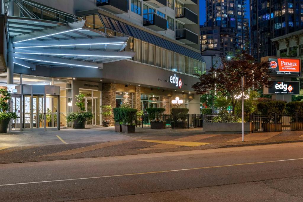 Best Western Premier Chateau Granville Hotel & Suites & Conference Centre photo 2