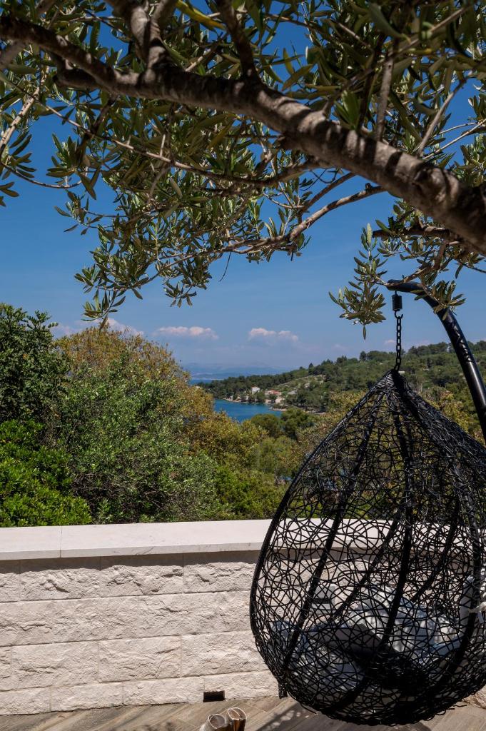 Uniquely designed Villa Ivana with outdoor Jacuzzi nearby the pebble Banje beach at the Island of Solta photo 3