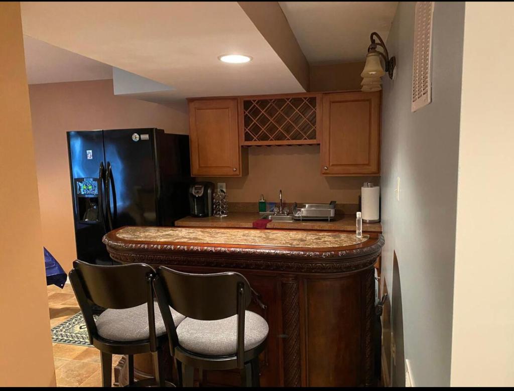 Van Gogh Guest Rm#6 • Van Gogh 6- Private BSMT Rm in single family home photo 2