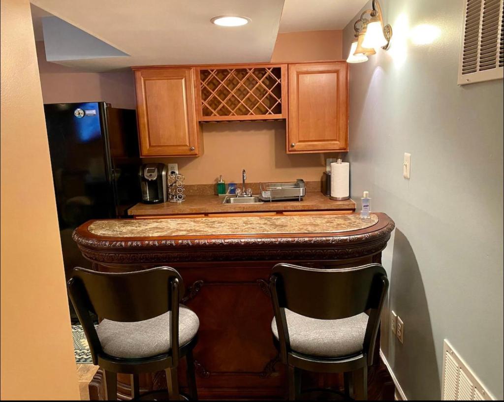 Van Gogh Guest Rm#6 • Van Gogh 6- Private BSMT Rm in single family home photo 3