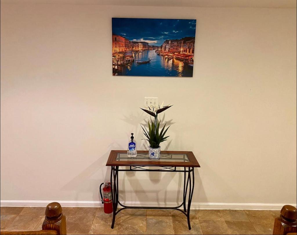 Van Gogh Guest Rm#6 • Van Gogh 6- Private BSMT Rm in single family home photo 4